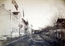 Skolegata, sett fra krysset ved Langveien. Her ser vi husene