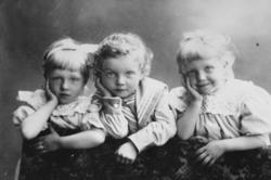 Foto av tre barn. Fra venstre ser vi Margrethe Petersen (f. 