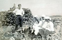 En gruppe kvinner og en mann ved en varde. Bildet er fra et 