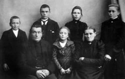 Familien Sæter, Surnadal: Fra venstre foran: Ola (1890-1983)