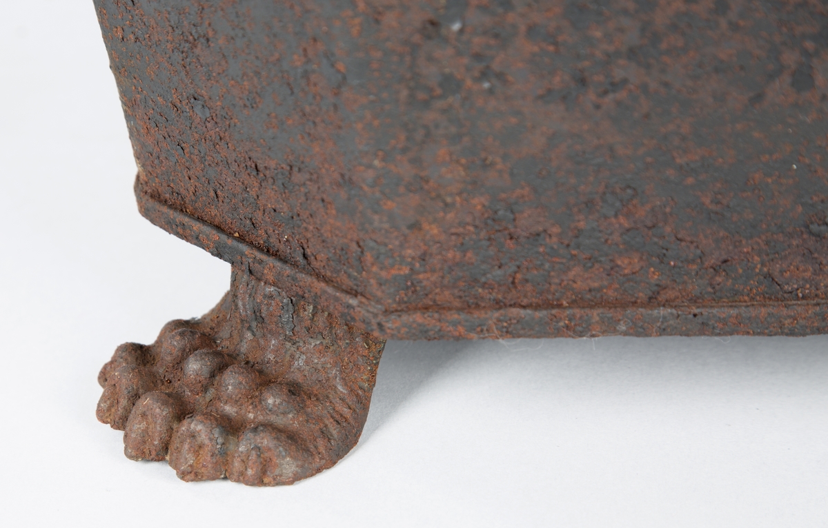 Liggende, ovalt motiv av lekende barn i vinterlandskap.