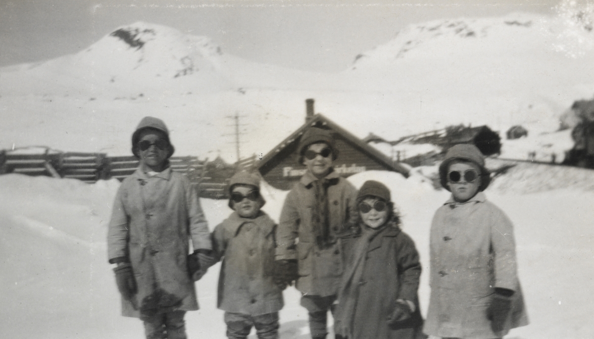Noen av barna som bodde på Finse i 1924.