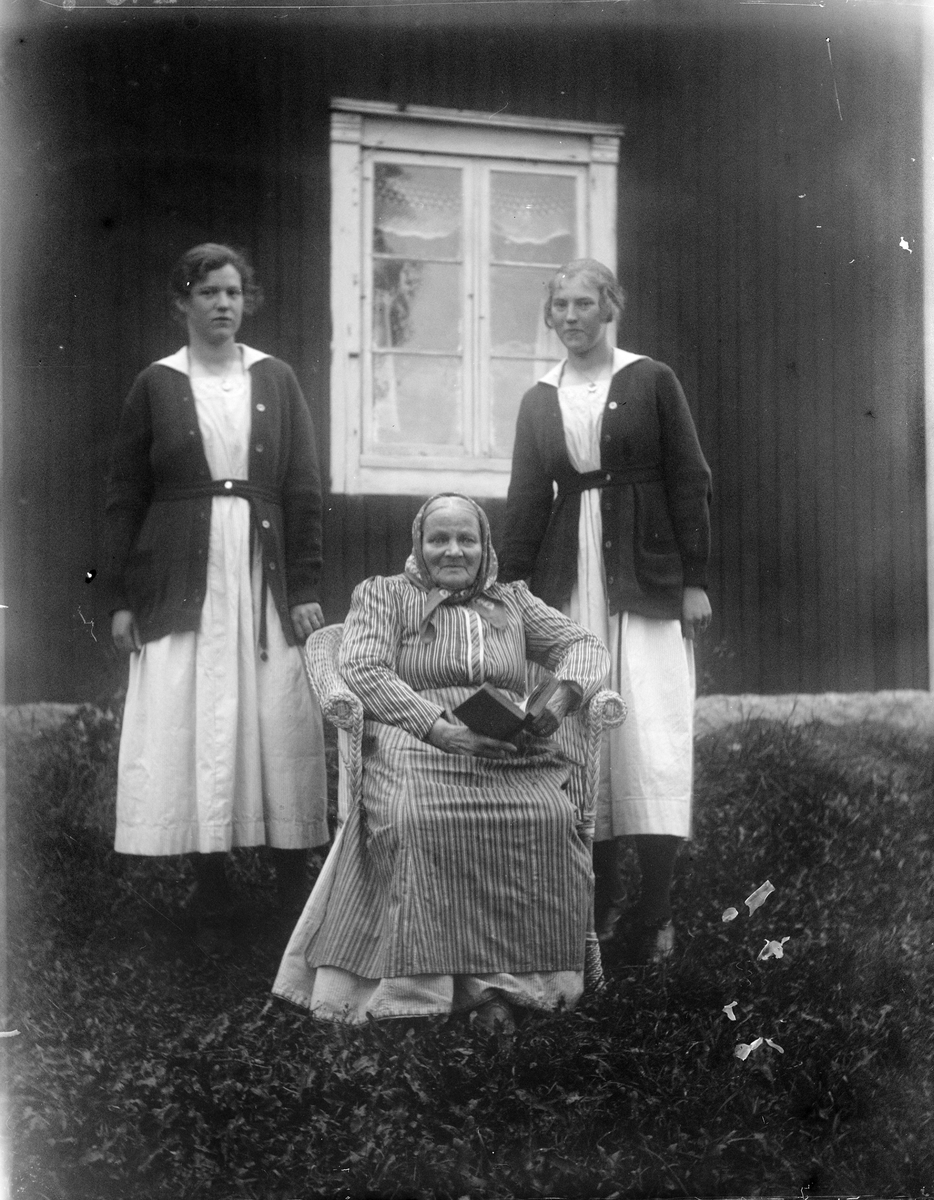 "Vallinders i Vallby döttrar jämte deras farmoder", Torstuna socken, Uppland 1919