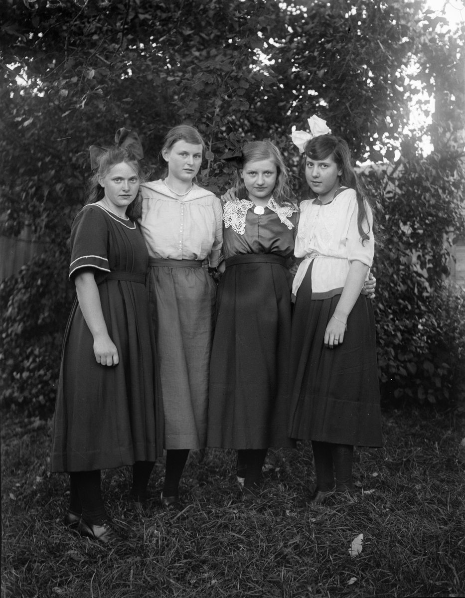 Stående från vänster Elsa Alström, Ella Eriksson, Helga Melberg och Rut Anderson, Uppland 1919