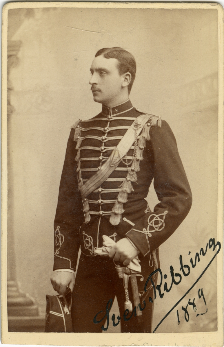 Porträtt av Sven Ribbing, underlöjtnant vid Smålands husarregemente K 4.