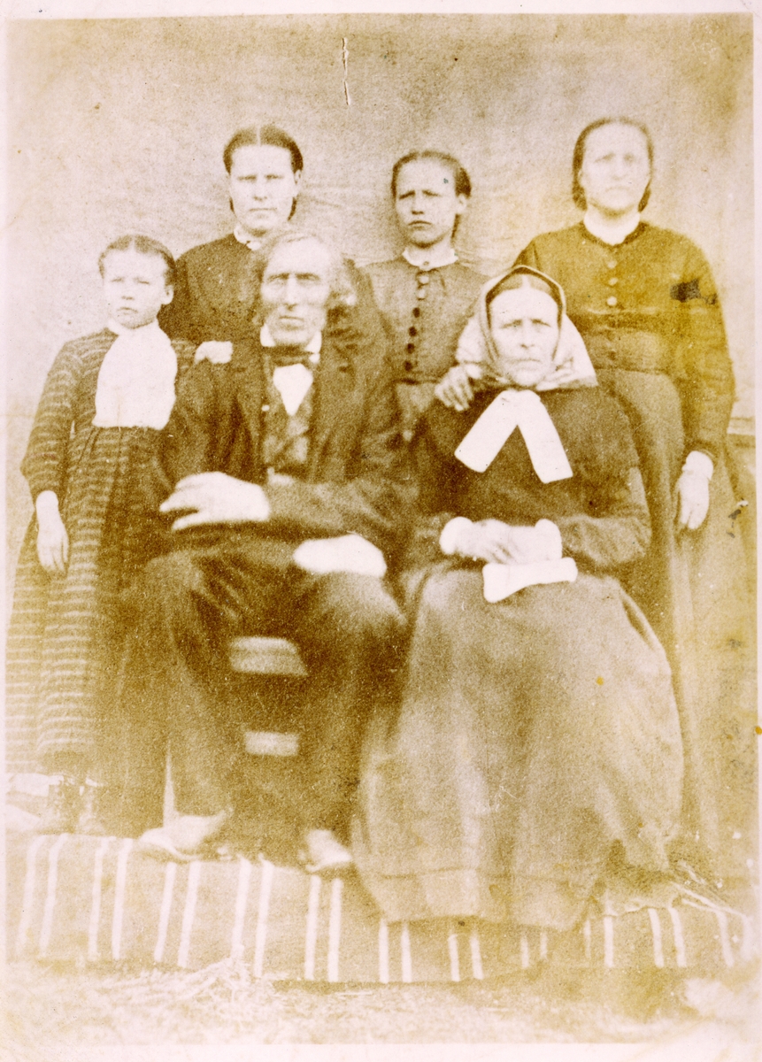 Familieportrett av Per Olson Leistrud og kona Gunhild samt barna.
