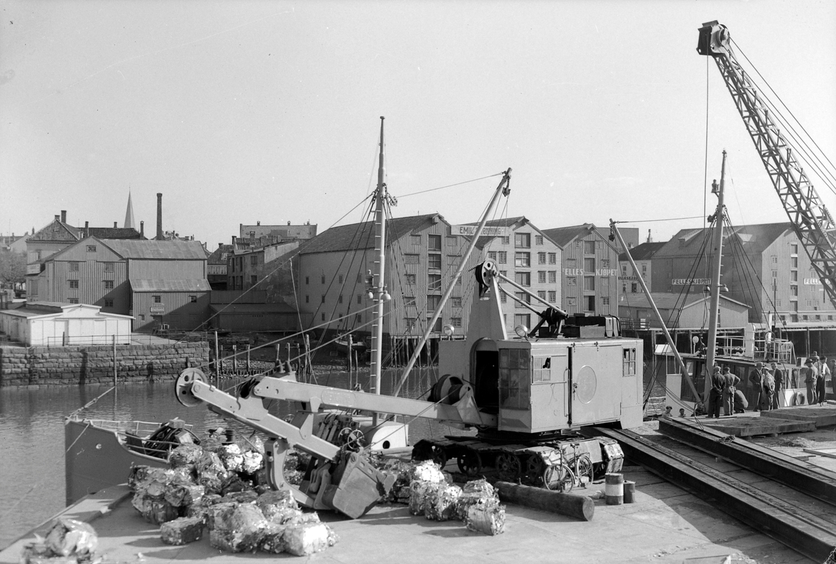 Firma Nils Christensen med gravearbeid ved Indre Kanal, vest for Ravnkloløpet
