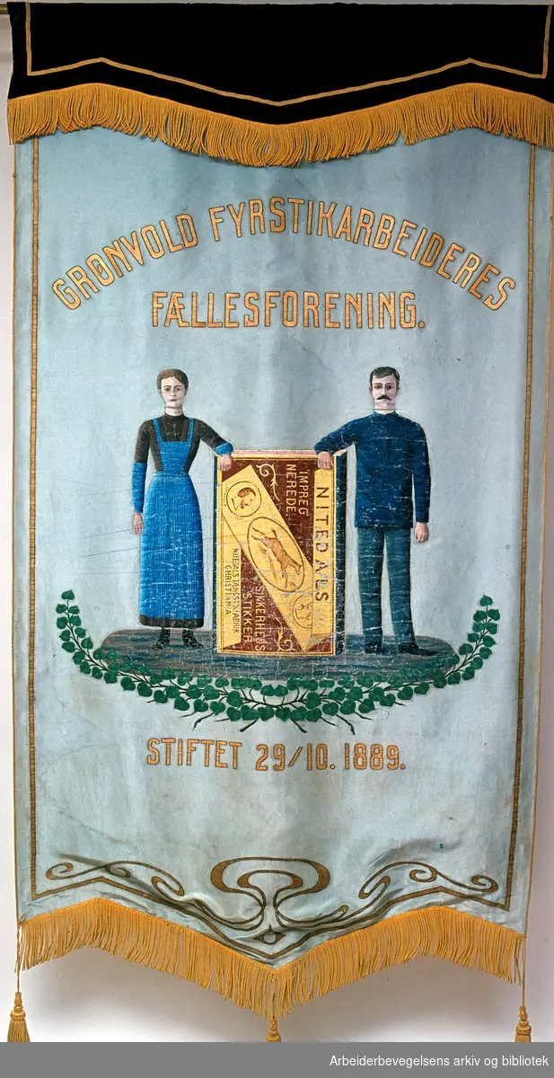 Grønvold fyrstikarbeideres fællesforening.Stiftet 29. oktober 1889..Forside..Fanetekst: Grønvold Fyrstikarbeideres fællesforening.Stiftet 29/10. 1889..