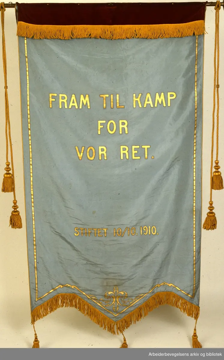 Kristiania havnearbeideres forening.Stiftet 10. oktober 1910..Bakside..Fanetekst: Fram til kamp for vor ret. Stiftet 10/10.1910..