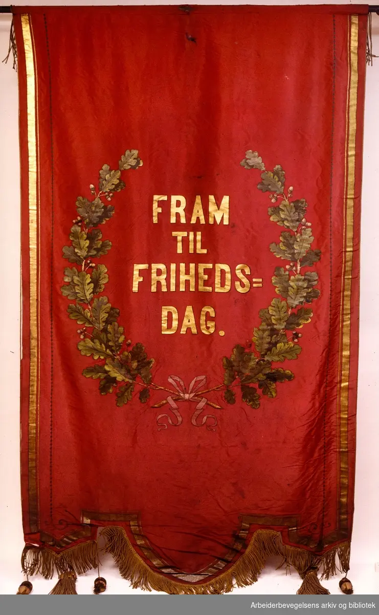 Kristiania skotøyarbeidere.Skomagersvendene.Stiftet 1883..Bakside..Fanetekst: Fram til frihedsdag.