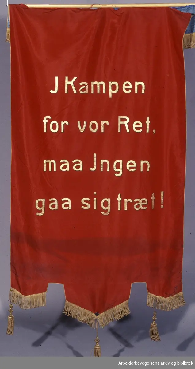 Smedenes forening, Fredrikstad.Stiftet 1. november 1900..Bakside..Fanetekst: I Kampen for vor Ret, maa Ingen gaa sig træt!
