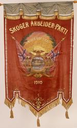 Skoger arbeiderparti.Stiftet 10. juli 1904..Bakside..Fanetek