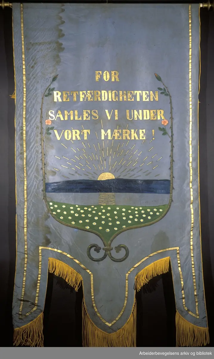 Trikotasjearbeidernes forening, Oslo.Stiftet 7. mars 1898..Bakside..Fanetekst: For retfærdigheten samles vi under vort mærke!