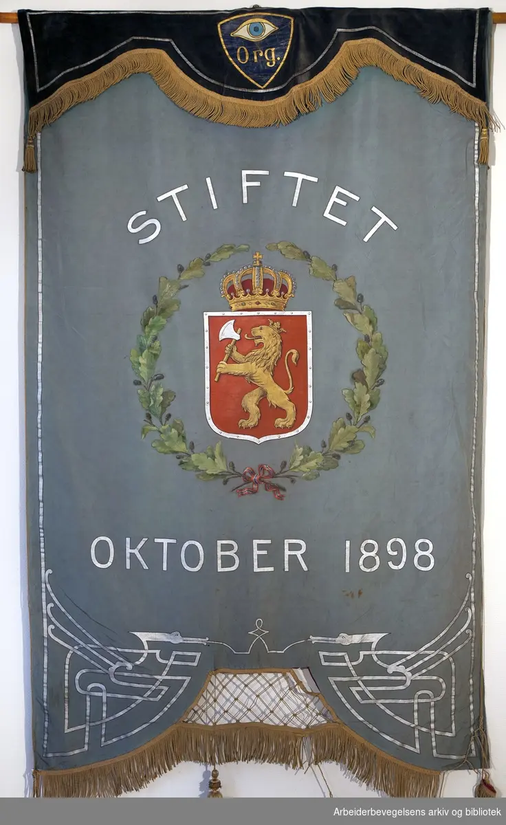 Kristiania sporveis-organisasjoner..Bakside..Fanetekst: Stiftet oktober 1898.