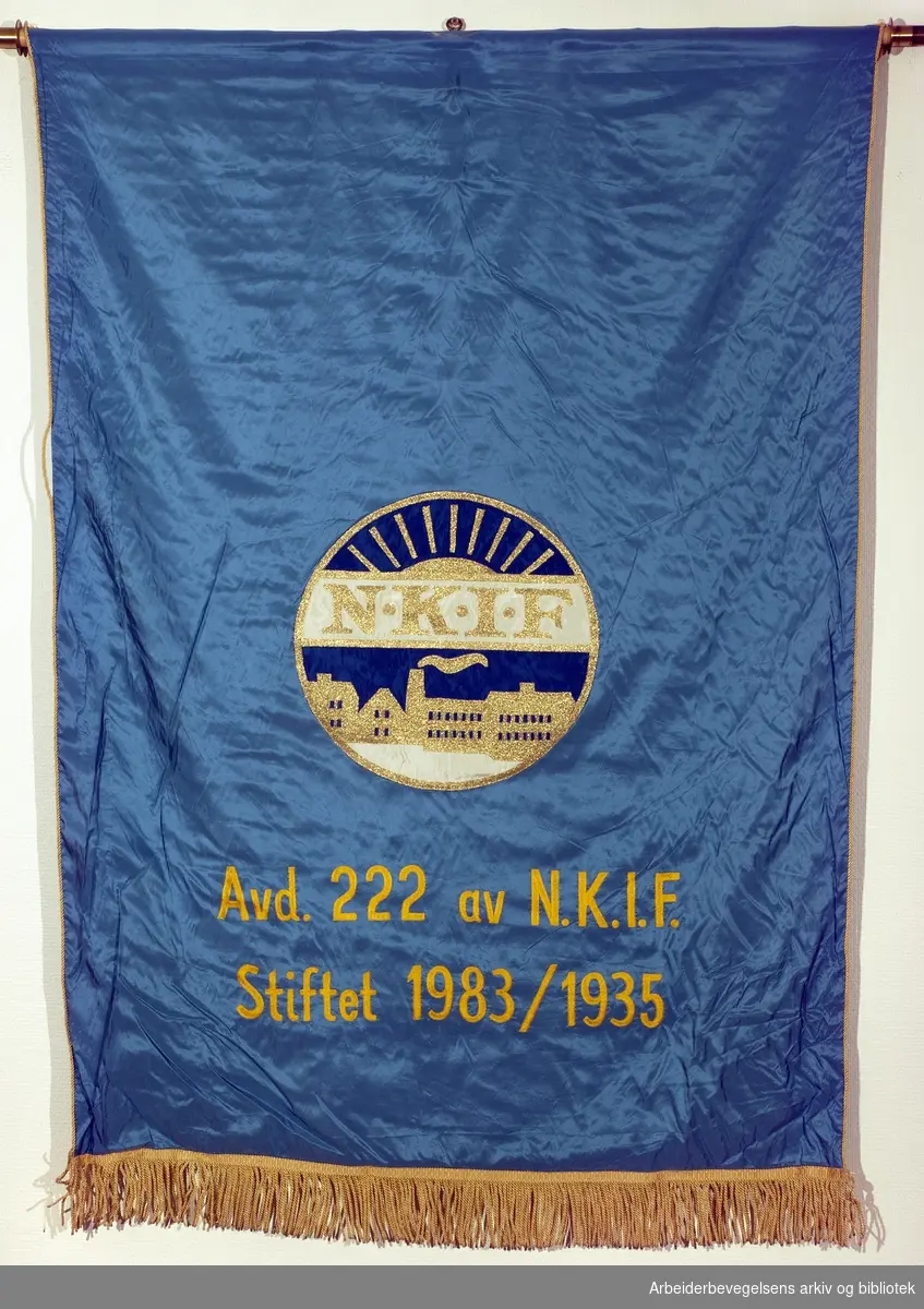 Apotekernes Laboratorium kjemiske fagforening..Bakside..Fanetekst:.N.K.I.F..Avd. 222 av N.K.I.F..Stiftet: 1983/1935.