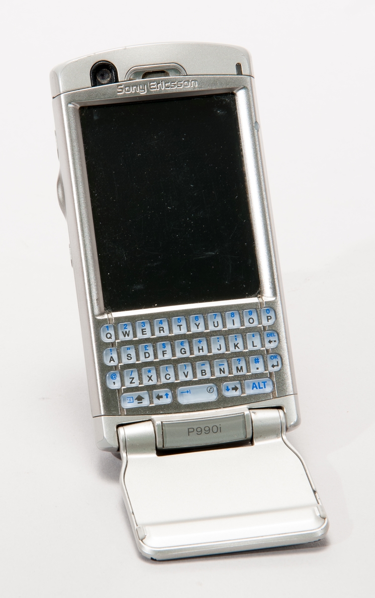 Mobiltelefon Sony Ericsson P990, ser nr ALR000E7SN
Kamera 2 MP, plats för minneskort Memory stick duo, 2GB minneskort från Sony isatt.
Tilbehör:
Laddställ CDS-60 med nätaggregat
Sladd för anslutning till dator/USB
Hörlurar in-ear
Adapter för anslutning av hörlurar med 3,5 mm propp.
Högtalartillsats MPS-30