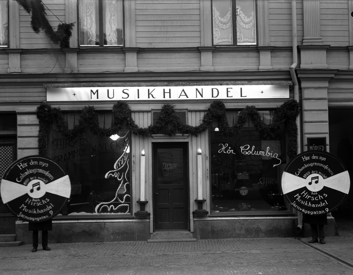 Hirsch Musikhandel på Järnvägsgatan 9 år 1928. Huset finns kvar i ombyggt skick.