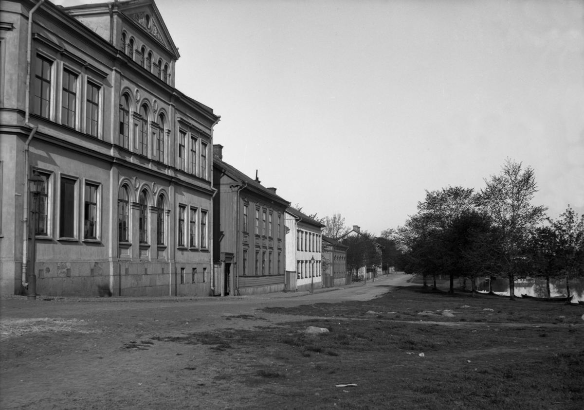 Norra Strandgatan i västlig riktning. Till vänster Karlstads första läroverk för flickor, senare Norra skolan. Huset byggdes 1878 och används nu som kontor. Bilden tagen ca 1895.