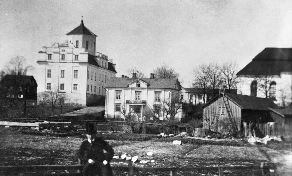 Rektorsbostaden, Gamla Gymnasiet, Schatullet och del av Domkyrkan före branden 1865. Kvarteret fick namnet Gruvan i den nya stadsplanen. Bilden tagen 1859.