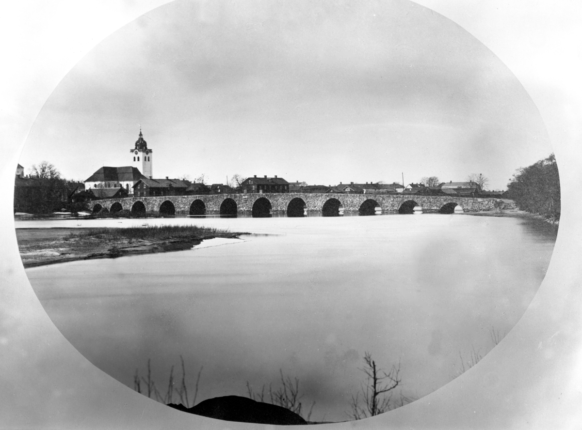 Östra Bron och Domkyrkan året 1863.