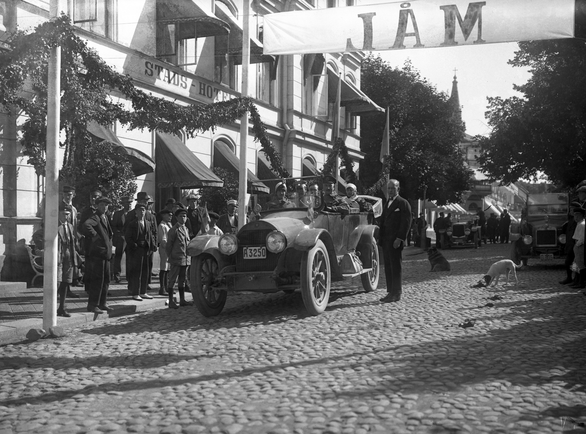 Biltävling i Karlstad några år in på 1920-talet med målgång utanför Statt