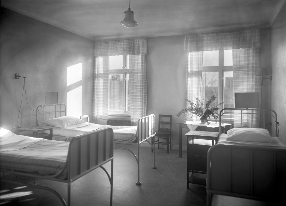 Bildsvit från länslasarettet med omgivningar tagen mellan 1905 och 1961. Sjuksal runt 1930.