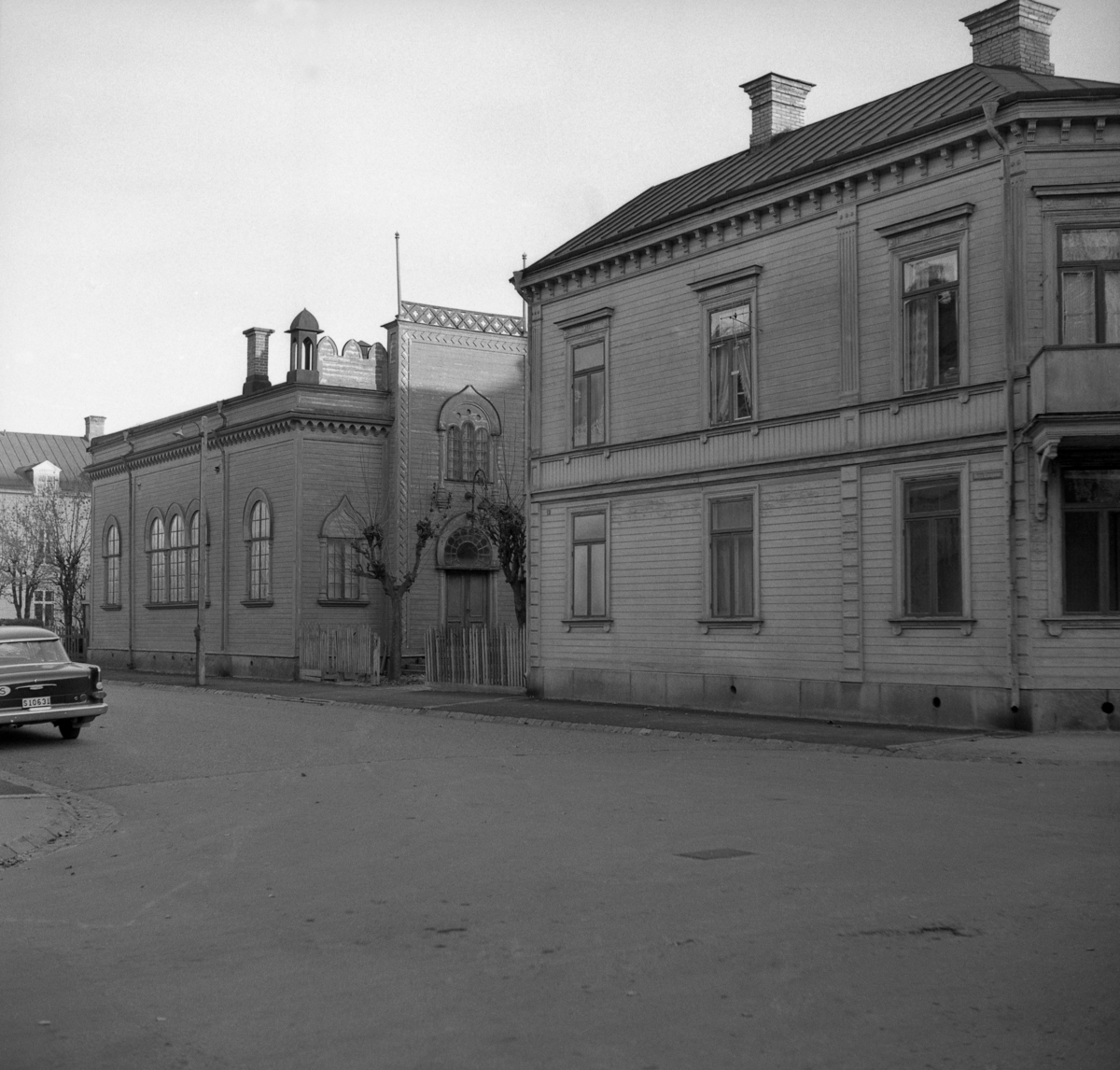 Synagogan i Karlstad på en bild från 1960. Kyrkobyggnaden hade karaktären av ett bönehus och låg i en träfastighet på Norra Klaragatan. Huset byggdes 1895 och revs 1961.