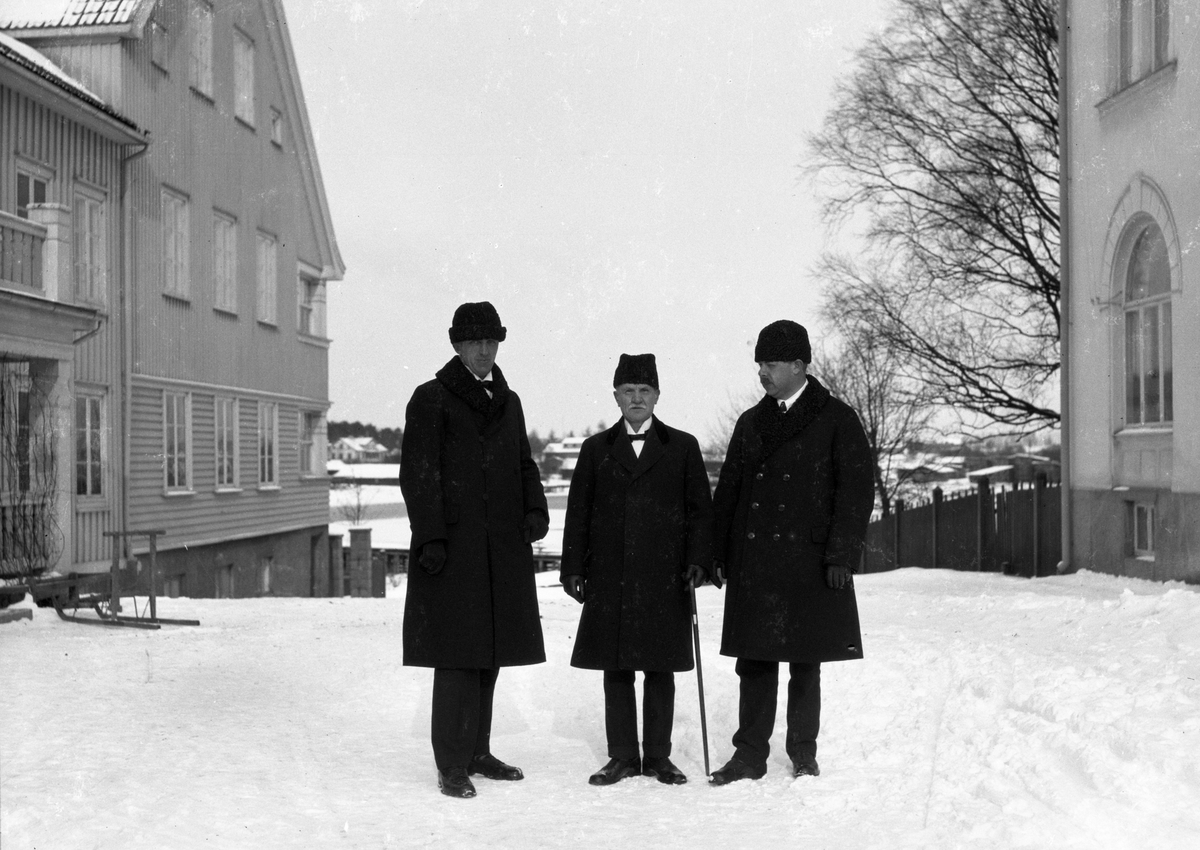 Bild från Sunne med hotell Nilsson till vänster och Wermlandsbanken till höger. Herrarna kommer från länsstyrelsen. Bilden från 1920-talet.