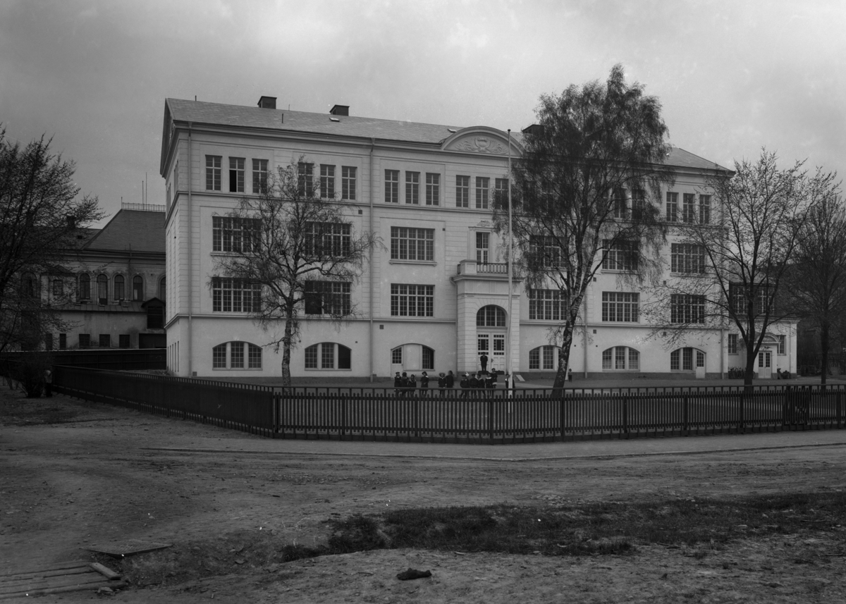 Flickskolan ca 1915 med gymnastiksal anslutande till norra gaveln.