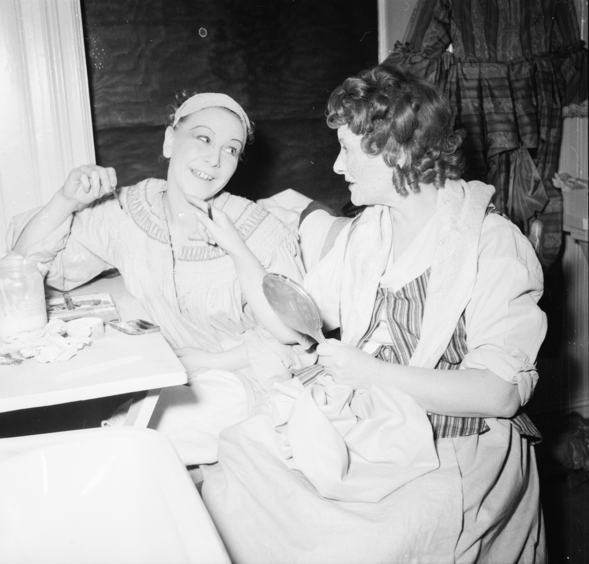 Vardens arkiv. Riksteateret. Premiere på "Den stundesløse" av Holberg. Porsgrunn.  14.01.1954