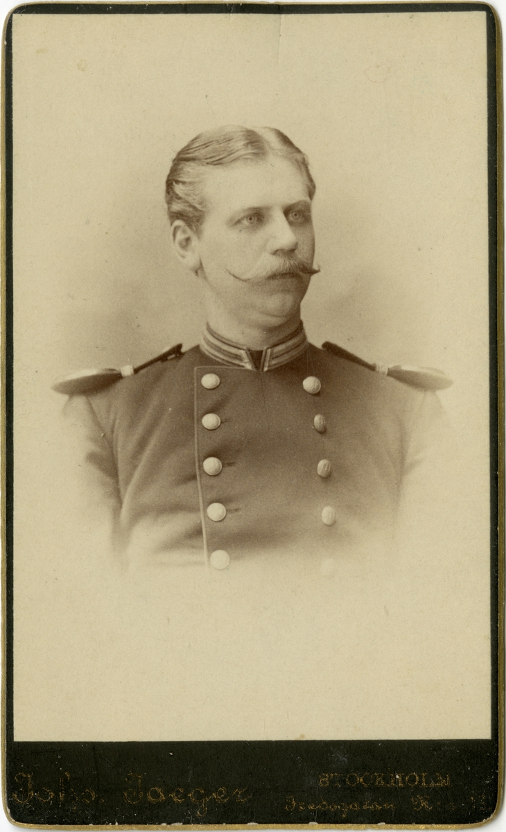 Porträtt av Karl Erik Peterson, officer vid Västmanlands regemente I 18.
Se även AMA.0005508.