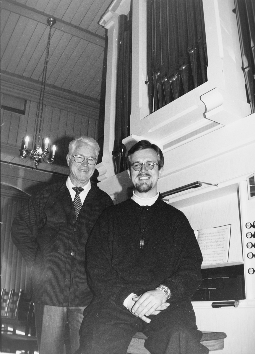 Kirkeverge Magne Klafstad og organist Burghard Wellmann i Nittedal kirke.