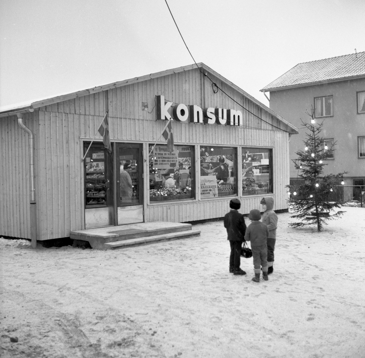 Konsum inviger en ny butik vid S&auml;vsj&ouml;v&auml;gen i Arvika den 14:e december 1961.