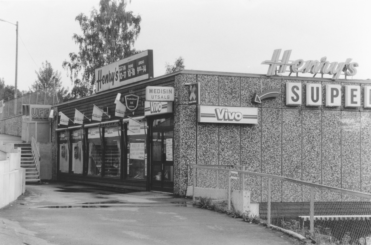 Matvarebutikken Henry`s i Stasjonsveien, som siden ble Rotnes helsesenter.