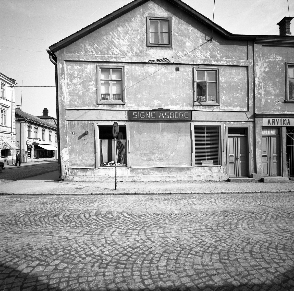 Dokumentation av kvarteret Bryggaren i Arvika som det s&aring;g ut i april 1959. H&ouml;rnet Hantverksgatan&ndash;Storgatan.