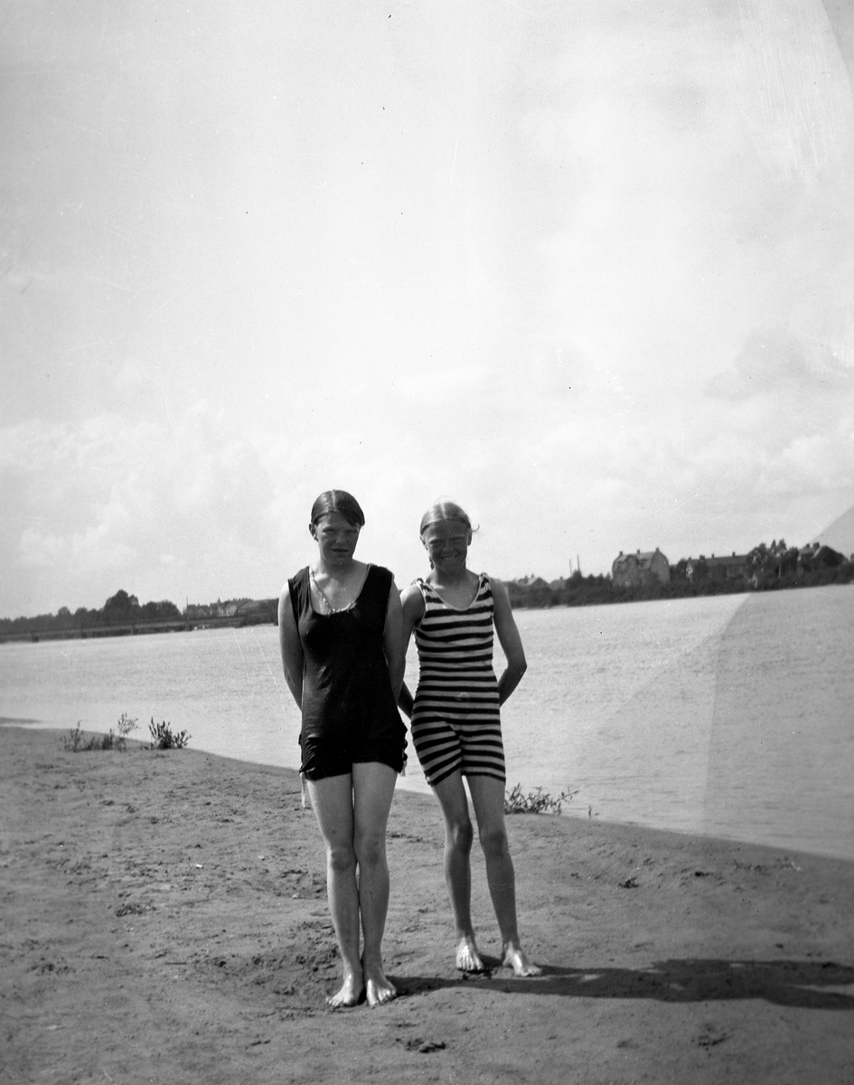 Badmode vid Klarälven på 1920-talet. I bakgrunden Östra järnvägsbron och fastigheter längs dåvarande Kroppkärrsvägen.