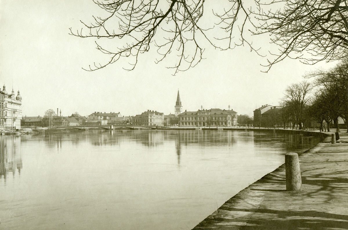 Karlstadsvy 1904-05 där om- och nybyggnationen av Stadshotellet är i gång.