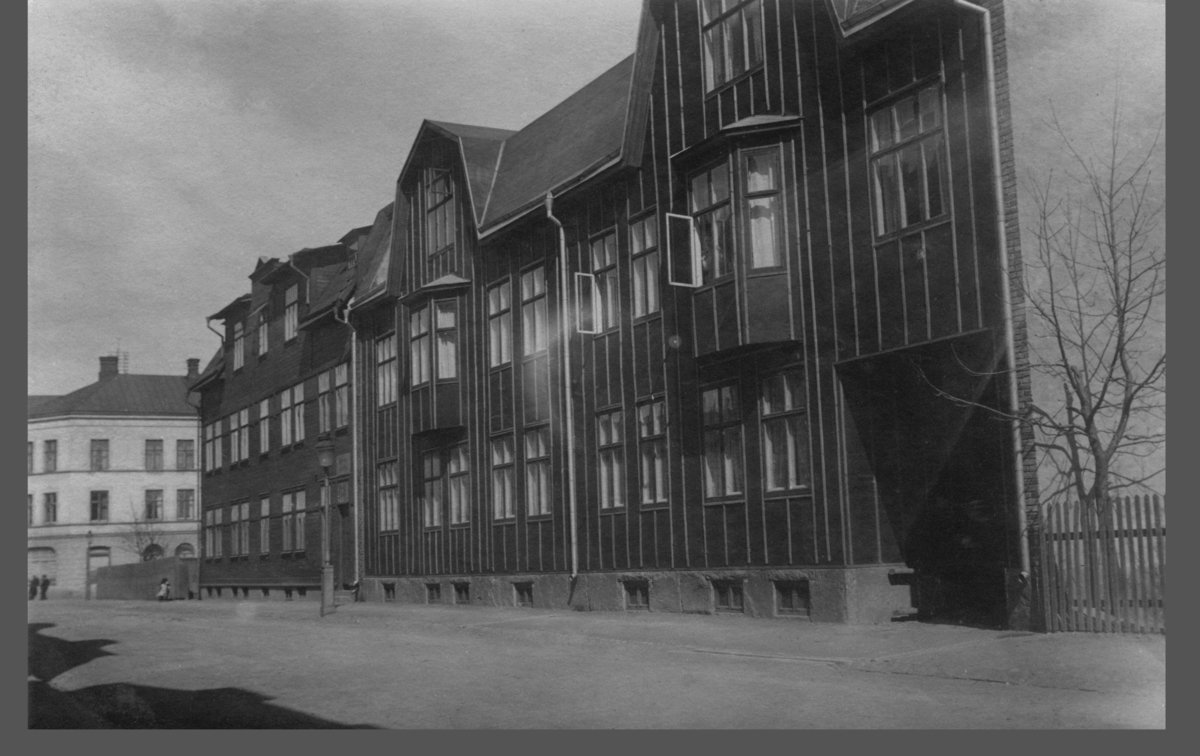 Fastigheterna Långgatan 40-42 i mitten av 1920-talet.