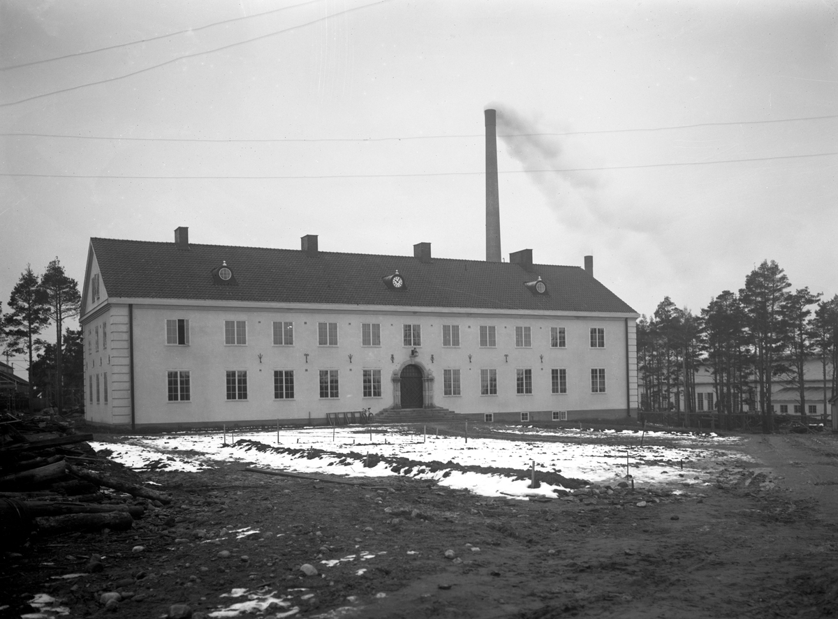 Byggnadsfirman Bröderna Wästlund uppför kontor, disponentbostad och 40 arbetarbostäder av sten i Skoghall åt Uddeholmsbolaget mellan 1917-1919.