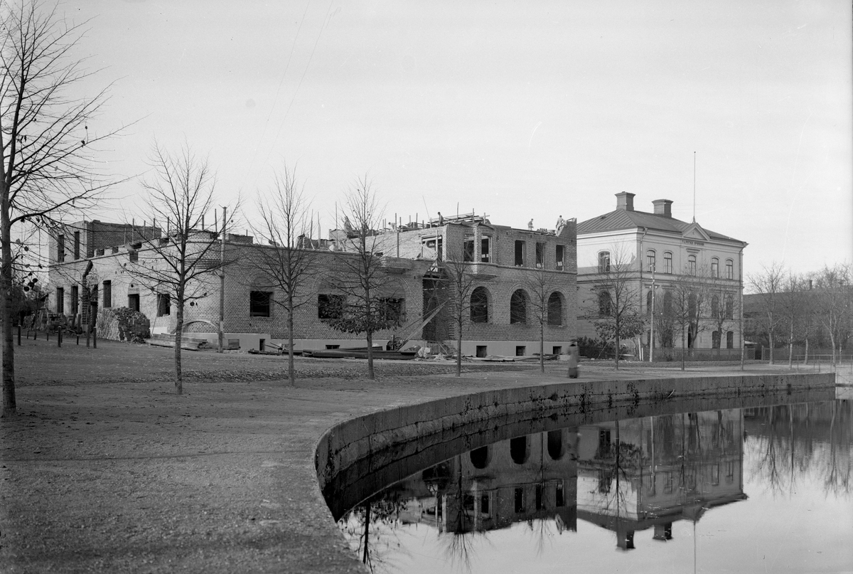 Sparbankshuset under byggnad vid Skillerälven i Filipstad på en bild från 1908.
