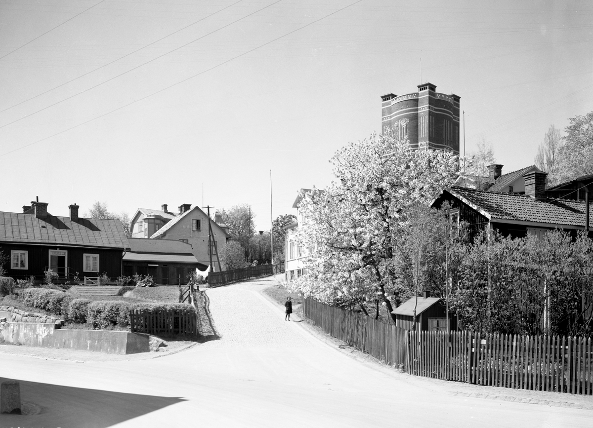Backen på bilden kallades Kvarnströmsbacken. Vattentornet låg på stadsdelen Kvarnberget i Karlstad.