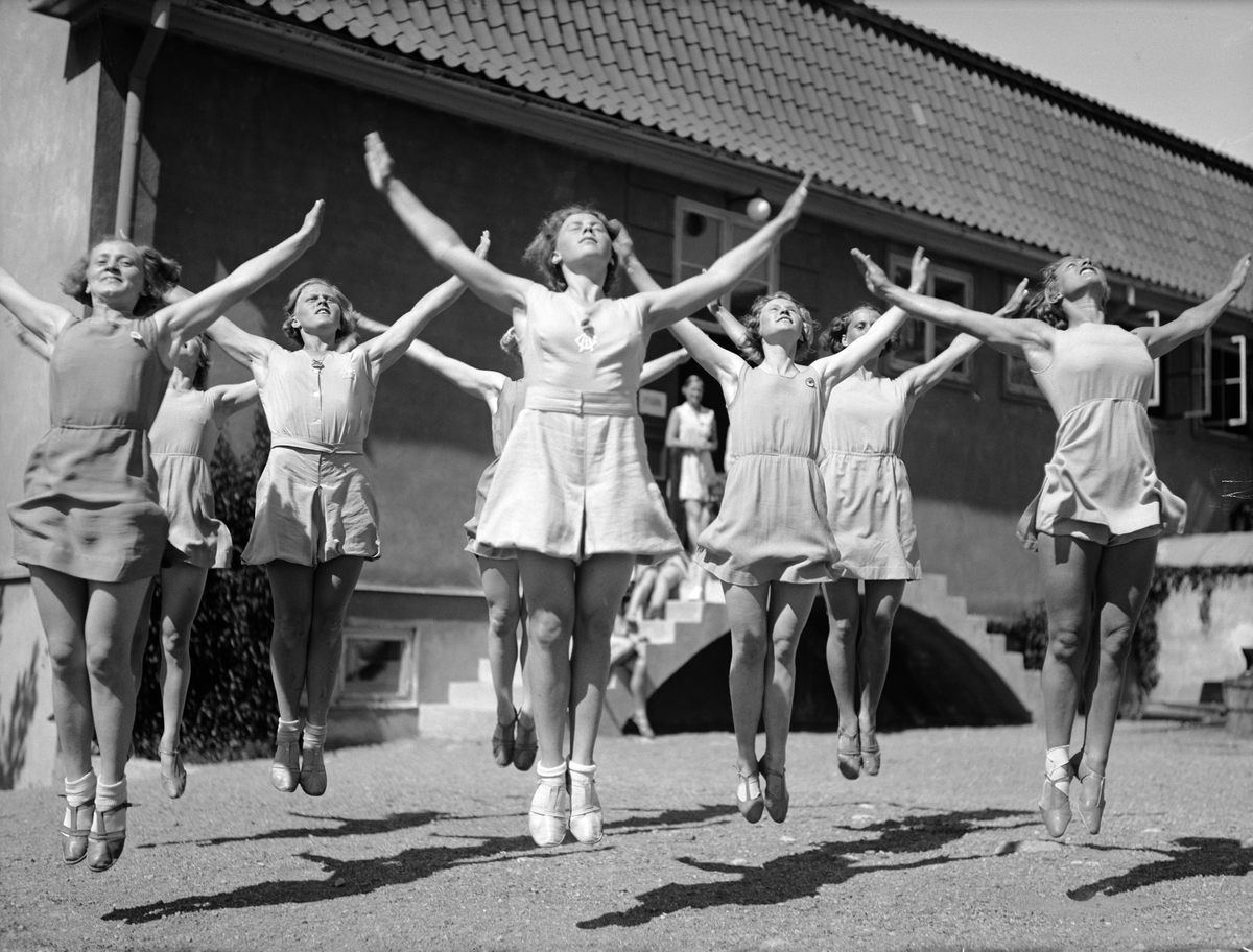 Nordiskt förbund för kvinnogymnastik har kurs för 225
kvinnliga gymnaster i Sigtuna 1935. Deltagarna kom för att
ta del av Elli Björksténs gymnastiksystem. Hon ansåg att
tidigare gymnastik varit för könsneutral och hade utvecklat
en egen form för kvinnor.
Den kom att ha stor påverkan. Enligt de nya riktlinjerna
kunde flickor och pojkar utföra samma övningar fram
till puberteten. Men då skildes de åt. Åtskillnaden gällde
även under 1940- och 1950-talen, till och med ända in på
1960-talet, enligt en undersökning som Skolöverstyrelsens
gymnastikkonsulenter gjorde 1962.
