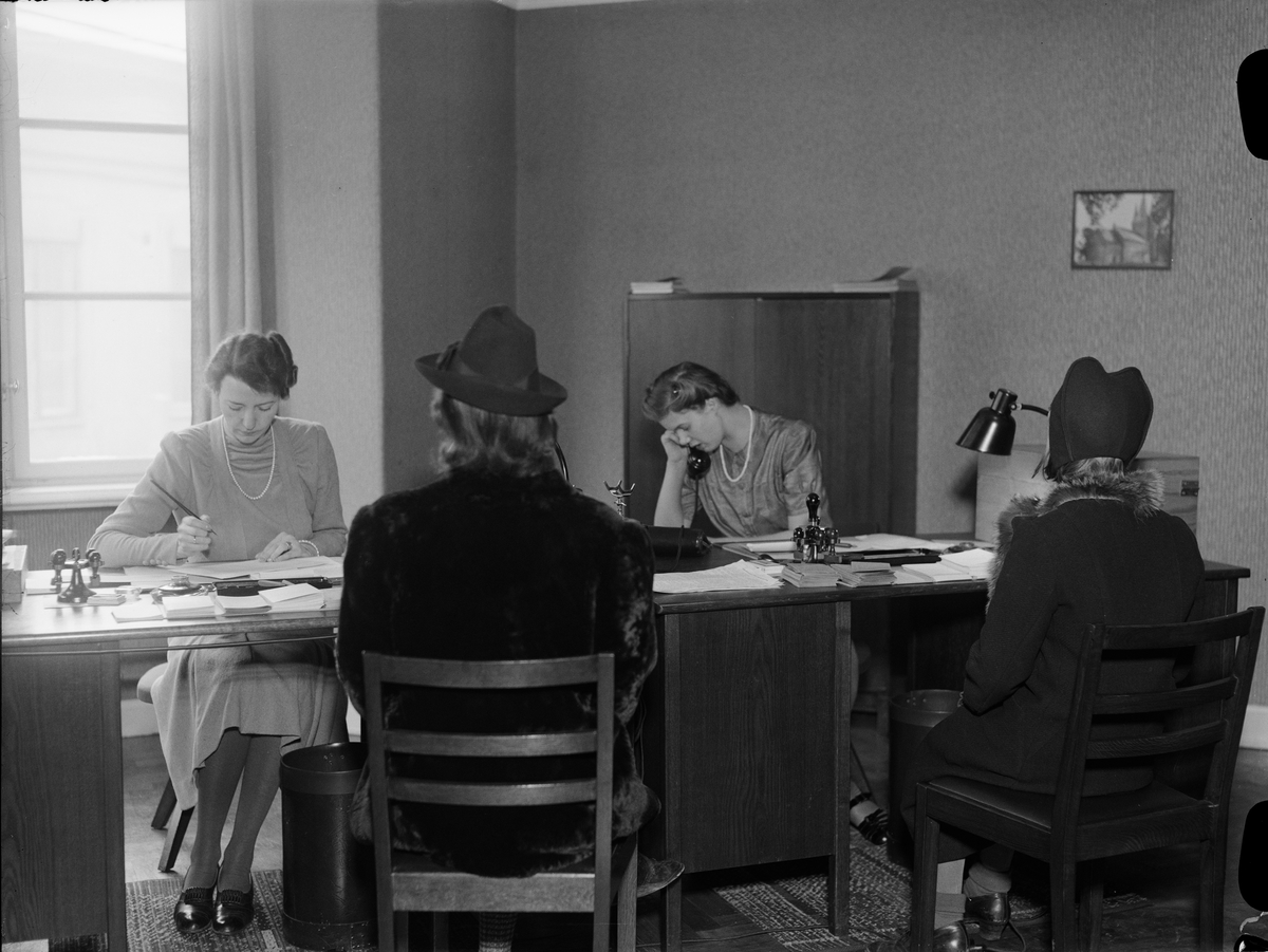 Arbetsförmedlingen för kvinnor låg på Svartbäcksgatan
i Uppsala 1941. Bilden publicerades i en av de ytterst få
artiklar från 1930- och 1940-talen som visar att inte enbart
män, utan även kvinnor var drabbade av arbetslöshet.
Arbetsförmedlingen för kvinnor hade särskilda väntrum
för olika yrkesgrupper och arbetsgivare. Dessutom fanns
samtalsrum där arbetsgivare och arbetssökande kunde
träffas. Männen hade också en egen arbetsförmedling.
Detsamma gällde ungdomarna, som skulle få förbättrad
hjälp av Länsarbetsnämnden.