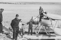 Ved ambulanseflyets avgang til Nord-Norge. Flyver Hans Grøn 