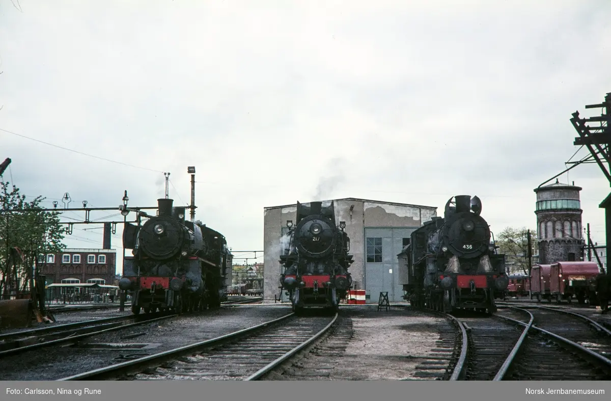 Damplokomotivene type 26c nr. 411, 26a nr. 217 og 26c nr. 436 på Hamar stasjon
