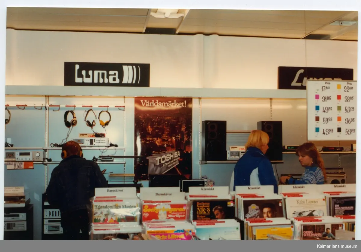 Domus musikavdelning, början av 1980-talet. Man gör reklam för det egna märket Luma.
En kassettbandspelare kunde kosta cirka 1500 kronor.