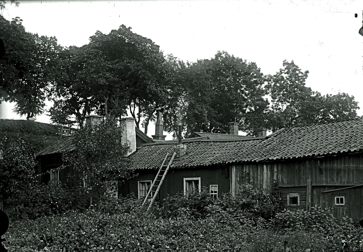 Gammal Köpingsgård söder om kyrkan, 1908.