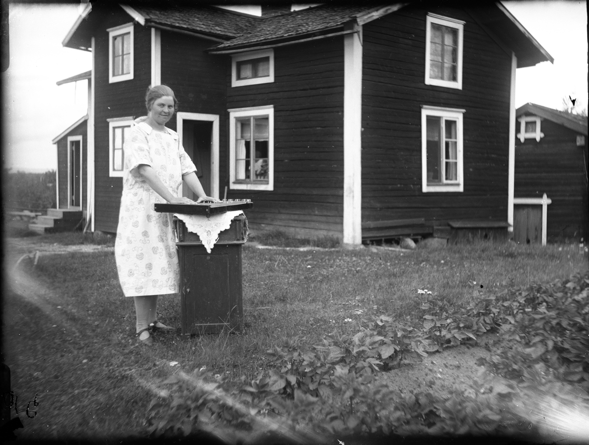 Marta Jonsson f Brosten när dom bodde i Hällsens i Mossbo c:a 1930.
