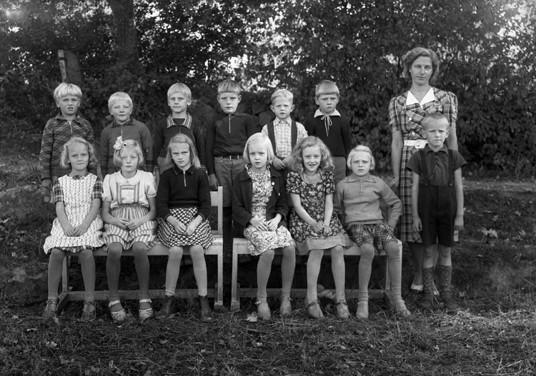 Foto av en skolklass med lärarinna, som samlats utomhus. - Kulturparken ...