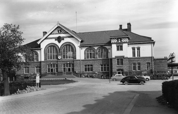 Alvesta Centralstation uppfördes åren 1907-1909 och ersatte då ett äldre stationshus som låg strax nordöst om dagens byggnad. 
Stationsbyggnaden är uppförd i jugendstil, efter ritningar av Folke Zettervall. Alvesta Centralstation blev byggnadsminne 1986.
